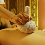 Kraeuterstempel-Massage