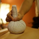 Kraeuterstempel-Massage